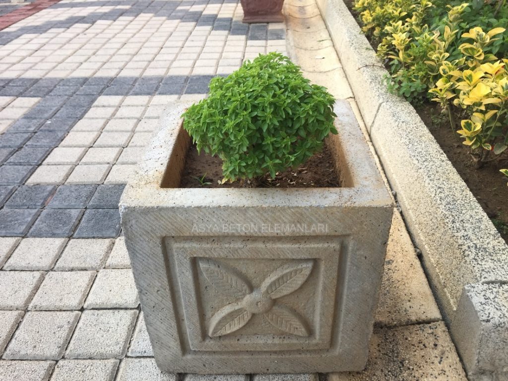 Kare Desenli Beton Çiçeklik