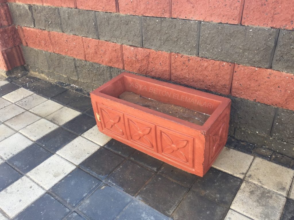 Lale Desenli Beton Çiçeklik